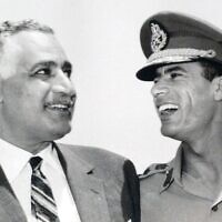 Sur cette photo non datée de 1969, le président égyptien Gamal Abdel Nasser, à gauche, est en compagnie du dirigeant libyen, le colonel Mouammar Kadhafi, à Suez, en Égypte. (AP Photo/ Farouk Ibrahim)