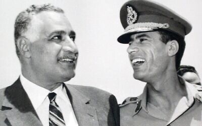 Sur cette photo non datée de 1969, le président égyptien Gamal Abdel Nasser, à gauche, est en compagnie du dirigeant libyen, le colonel Mouammar Kadhafi, à Suez, en Égypte. (AP Photo/ Farouk Ibrahim)