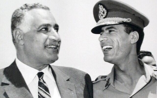 Sur cette photo non datée de 1969, le président égyptien Gamal Abdel Nasser, à gauche, est en compagnie du dirigeant libyen, le colonel Mouammar Kadhafi, à Suez, en Égypte. (AP Photo/ Farouk Ibrahim)