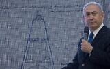 Le Premier ministre Benjamin Netanyahu présentant des documents sur le développement des armes nucléaires iraniennes au cours d'une conférence de presse, à Tel Aviv, le 30 avril 2018. (Crédit : Sebastian Scheiner/AP)