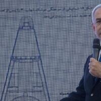 Le Premier ministre Benjamin Netanyahu présentant des documents sur le développement des armes nucléaires iraniennes au cours d'une conférence de presse, à Tel Aviv, le 30 avril 2018. (Crédit : Sebastian Scheiner/AP)