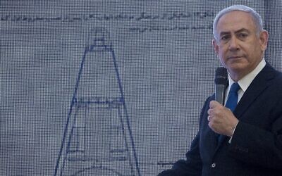 Le Premier ministre Benjamin Netanyahu présentant des documents sur le développement des armes nucléaires iraniennes au cours d'une conférence de presse, à Tel Aviv, le 30 avril 2018. (Crédit : Sebastian Scheiner/AP)