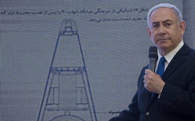 Le Premier ministre Benjamin Netanyahu présentant des documents sur le développement des armes nucléaires iraniennes au cours d'une conférence de presse, à Tel Aviv, le 30 avril 2018. (Crédit : Sebastian Scheiner/AP)