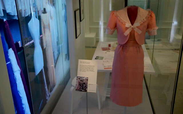 La robe et la veste portées par la princesse Diana, le jour de son mariage, crées par le designer David Sassoon et exposées dans le cadre de « Royal Style in the Making » au palais de Kensington à Londres, le 2 juin 2021. (Crédit : AP Photo/Matt Dunham) La robe et la veste portées par la princesse Diana, le jour de son mariage, crées par le designer David Sassoon et exposées dans le cadre de « Royal Style in the Making » au palais de Kensington à Londres, le 2 juin 2021. (Crédit : AP Photo/Matt Dunham)
