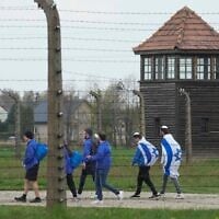 Illustration : des Juifs visitent le camp de concentration nazi d'Auschwitz à la suite de l'annuelle Marche des vivants, à Oswiecim, en Pologne, le 28 avril 2022. (AP Photo/Czarek Sokolowski)