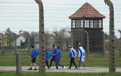 Illustration : des Juifs visitent le camp de concentration nazi d'Auschwitz à la suite de l'annuelle Marche des vivants, à Oswiecim, en Pologne, le 28 avril 2022. (AP Photo/Czarek Sokolowski)