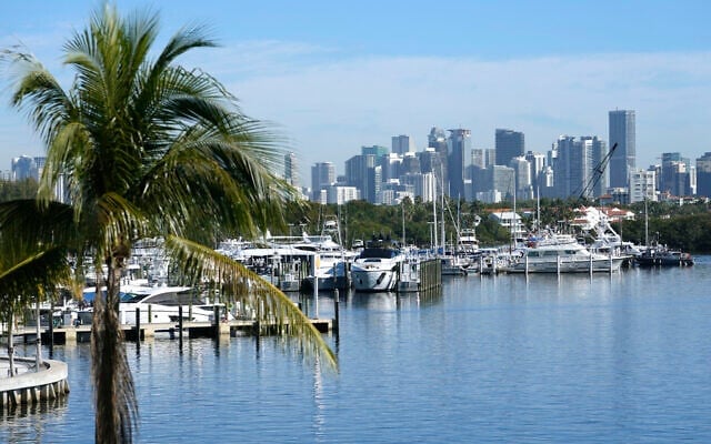 La ligne d'horizon du centre-ville de Miami depuis l'hôtel de ville de Miami, le 10 janvier 2023. (Crédit : AP/Lynne Sladky) La ligne d'horizon du centre-ville de Miami depuis l'hôtel de ville de Miami, le 10 janvier 2023. (Crédit : AP/Lynne Sladky)