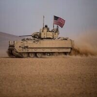 Illustration : Des soldats américains conduisant un véhicule de combat Bradley lors d'un exercice conjoint avec les Forces démocratiques syriennes dans la campagne de Deir Ezzor, dans le nord-est de la Syrie, le 8 décembre 2021. (Crédit : Baderkhan Ahmad/AP)