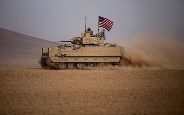 Illustration : Des soldats américains conduisant un véhicule de combat Bradley lors d'un exercice conjoint avec les Forces démocratiques syriennes dans la campagne de Deir Ezzor, dans le nord-est de la Syrie, le 8 décembre 2021. (Crédit : Baderkhan Ahmad/AP) Illustration : Des soldats américains conduisant un véhicule de combat Bradley lors d'un exercice conjoint avec les Forces démocratiques syriennes dans la campagne de Deir Ezzor, dans le nord-est de la Syrie, le 8 décembre 2021. (Crédit : Baderkhan Ahmad/AP)