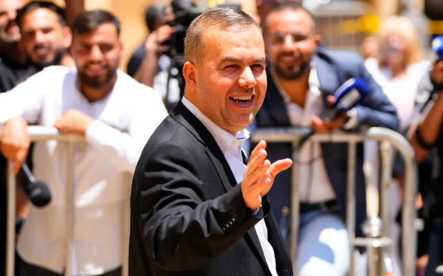 Le député libanais Hassan Fadlallah quitte le bâtiment du parlement après avoir assisté à une session parlementaire à Beyrouth, au Liban, le 14 juin 2023. (Crédit : AP/Hassan Ammar) Le député libanais Hassan Fadlallah quitte le bâtiment du parlement après avoir assisté à une session parlementaire à Beyrouth, au Liban, le 14 juin 2023. (Crédit : AP/Hassan Ammar)