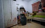 Du sang visible dans une chambre après une attaque terroriste massive du Hamas, dans le kibboutz Ein HaShlosha, dans le sud d'Israël, le 26 octobre 2023. (Crédit : Tsafrir Abayov/AP)