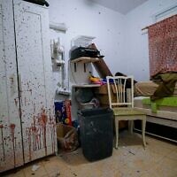 Du sang visible dans une chambre après une attaque terroriste massive du Hamas, dans le kibboutz Ein HaShlosha, dans le sud d'Israël, le 26 octobre 2023. (Crédit : Tsafrir Abayov/AP)