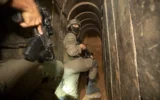 Des soldats israéliens montrent aux médias un tunnel souterrain découvert sous l'hôpital Shifa à Gaza City, le 22 novembre 2023. (Crédit : AP/Victor R. Caivano)