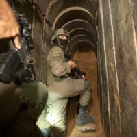 Des soldats israéliens montrent aux médias un tunnel souterrain découvert sous l'hôpital Shifa à Gaza City, le 22 novembre 2023. (Crédit : AP/Victor R. Caivano)