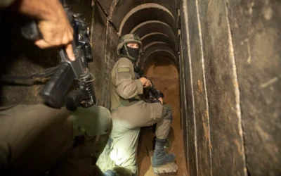 Des soldats israéliens montrent aux médias un tunnel souterrain découvert sous l'hôpital Shifa à Gaza City, le 22 novembre 2023. (Crédit : AP/Victor R. Caivano)