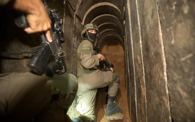 Des soldats israéliens montrent aux médias un tunnel souterrain découvert sous l'hôpital Shifa à Gaza City, le 22 novembre 2023. (Crédit : AP/Victor R. Caivano)