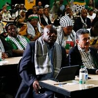 Le président sud-africain Cyril Ramaphosa (au premier rang à gauche) écoutant la décision de la plus haute juridiction des Nations unies qui a sévèrement critiqué la guerre menée par Israël contre le groupe terroriste palestinien du Hamas à Gaza, à Johannesburg, le 26 janvier 2024. (Crédit : AP Photo)