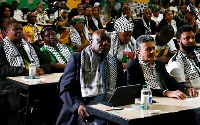 Le président sud-africain Cyril Ramaphosa (au premier rang à gauche) écoutant la décision de la plus haute juridiction des Nations unies qui a sévèrement critiqué la guerre menée par Israël contre le groupe terroriste palestinien du Hamas à Gaza, à Johannesburg, le 26 janvier 2024. (Crédit : AP Photo)