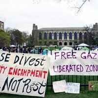 Un campement anti-Israël et pro-palestinien à l'Université Northwestern, le 26 avril 2024, à Evanston, dans l'Illinois. (Crédit : AP Photo/Teresa Crawford)