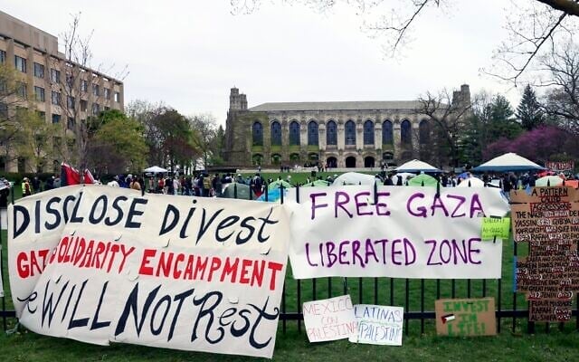 Un campement anti-Israël et pro-palestinien à l'Université Northwestern, le 26 avril 2024, à Evanston, dans l'Illinois. (Crédit : AP Photo/Teresa Crawford)
