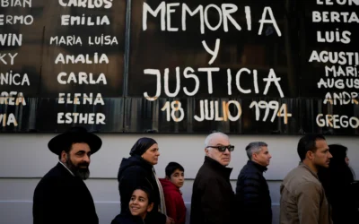 Les noms des victimes de l'attentat et la phrase espagnole  "Mémoire et justice" couvrent un mur après une cérémonie organisée pour marquer le 30e anniversaire de l'attentat à la bombe contre le centre juif AMIA à Buenos Aires, en Argentine, jeudi 18 juillet 2024. (Crédit : AP/Natacha Pisarenko)