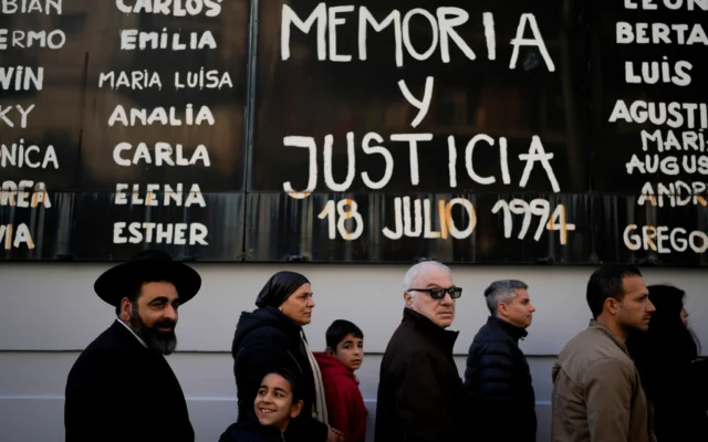Les noms des victimes de l'attentat et la phrase espagnole "Mémoire et justice" couvrent un mur après une cérémonie organisée pour marquer le 30e anniversaire de l'attentat à la bombe contre le centre juif AMIA à Buenos Aires, en Argentine, jeudi 18 juillet 2024. (Crédit : AP/Natacha Pisarenko) Les noms des victimes de l'attentat et la phrase espagnole "Mémoire et justice" couvrent un mur après une cérémonie organisée pour marquer le 30e anniversaire de l'attentat à la bombe contre le centre juif AMIA à Buenos Aires, en Argentine, jeudi 18 juillet 2024. (Crédit : AP/Natacha Pisarenko)