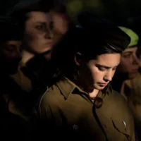 Des femmes soldats assistent aux funérailles de l'ambulancière de l'armée israélienne, la sergent Agam Naim, première soldate morte au combat dans la bande de Gaza, dans le kibboutz Mishmarot, le 18 septembre 2024. (Crédit : AP Photo/Maya Alleruzzo)