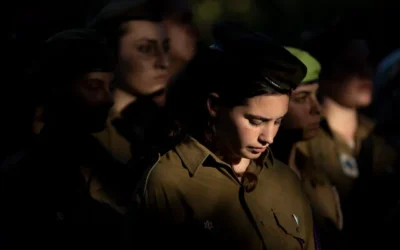 Des femmes soldats assistent aux funérailles de l'ambulancière de l'armée israélienne, la sergent Agam Naim, première soldate morte au combat dans la bande de Gaza, dans le kibboutz Mishmarot, le 18 septembre 2024. (Crédit : AP Photo/Maya Alleruzzo)