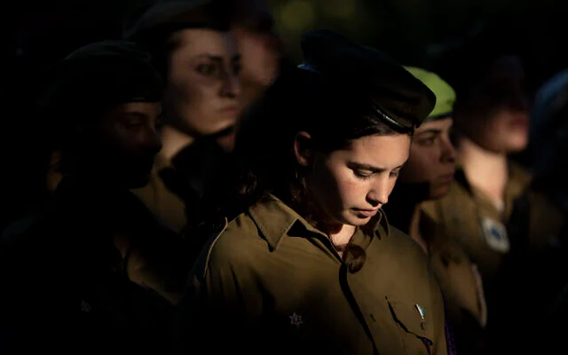 Des femmes soldats assistent aux funérailles de l'ambulancière de l'armée israélienne, la sergent Agam Naim, première soldate morte au combat dans la bande de Gaza, dans le kibboutz Mishmarot, le 18 septembre 2024. (Crédit : AP Photo/Maya Alleruzzo) Des femmes soldats assistent aux funérailles de l'ambulancière de l'armée israélienne, la sergent Agam Naim, première soldate morte au combat dans la bande de Gaza, dans le kibboutz Mishmarot, le 18 septembre 2024. (Crédit : AP Photo/Maya Alleruzzo)