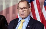 Illustration : Le président de la commission judiciaire de la Chambre des Représentants, Jerrold Nadler, rencontre des journalistes au Capitole à Washington, le 9 décembre 2021. Nadler est candidat démocrate pour le 12e district du Congrès de New York. (AP/J. Scott Applewhite)