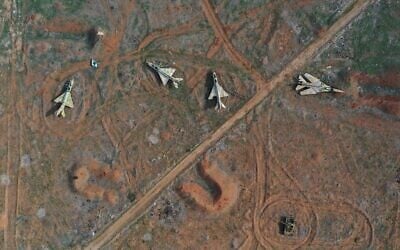 Des avions syriens saisis au lendemain de la prise de contrôle par l'opposition de l'aéroport militaire de Hama le 6 décembre 2024. (Crédit : AP/Ghaith Alsayed)