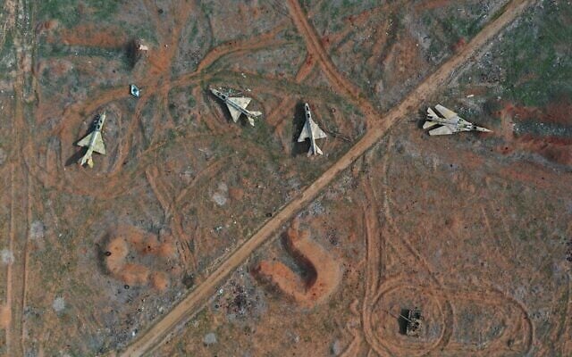 Des avions syriens saisis au lendemain de la prise de contrôle par l'opposition de l'aéroport militaire de Hama le 6 décembre 2024. (Crédit : AP/Ghaith Alsayed) Des avions syriens saisis au lendemain de la prise de contrôle par l'opposition de l'aéroport militaire de Hama le 6 décembre 2024. (Crédit : AP/Ghaith Alsayed)