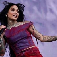 Kehlani se produisant au Festival All Points East, à Londres, le 18 août 2023. (Crédit : Alberto Pezzali/Invision/AP)