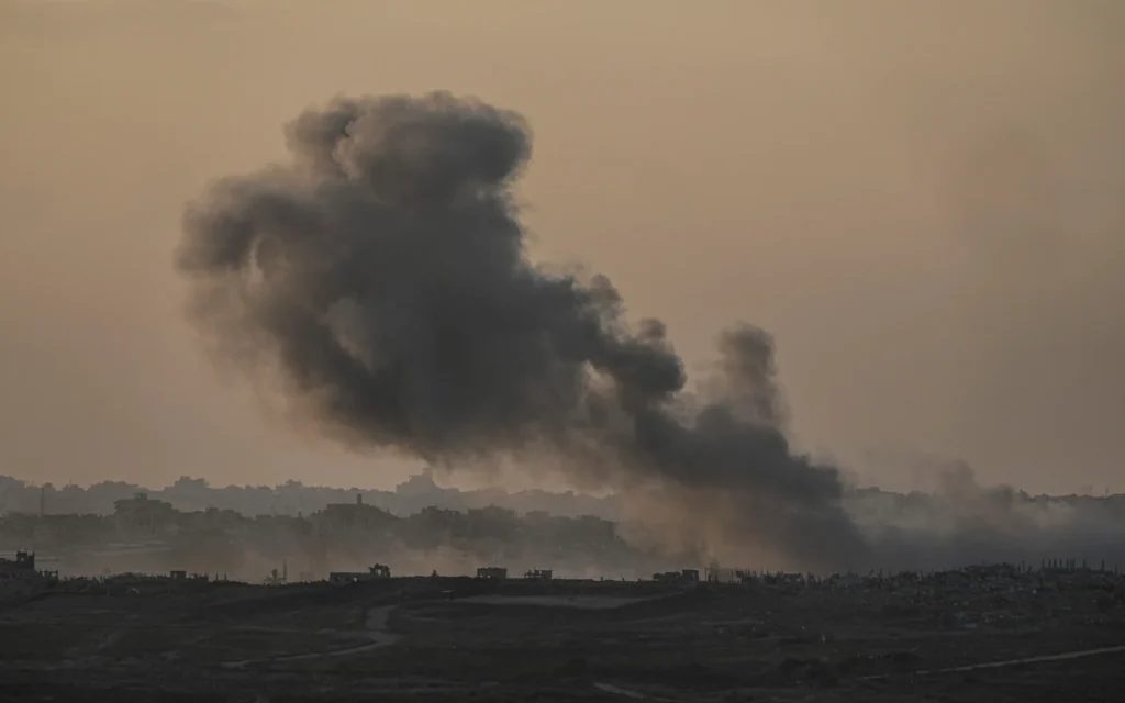 De la fumée s'élève après une frappe aérienne israélienne dans la bande de Gaza, vue de Sderot, dans le sud d'Israël, le lundi 6 janvier 2025. (Crédit : AP Photo/Tsafrir Abayov)