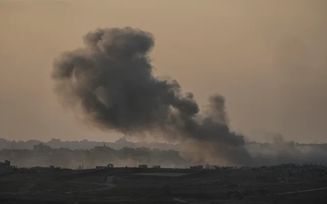 De la fumée s'élève après une frappe aérienne israélienne dans la bande de Gaza, vue de Sderot, dans le sud d'Israël, le lundi 6 janvier 2025. (Crédit : AP Photo/Tsafrir Abayov)