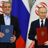 Le président russe Vladimir Poutine (à droite) et le président iranien Masoud Pezeshkian assistant à une cérémonie de signature au Kremlin à Moscou, en Russie, le 17 janvier 2025. (Crédit : Evgenia Novozhenina/Pool Photo via AP)