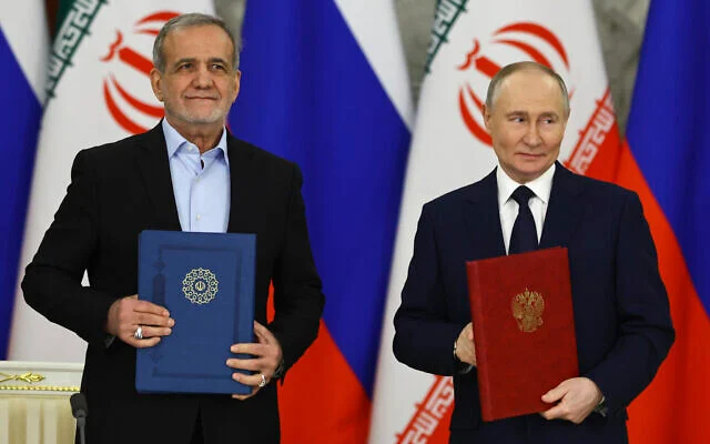 Le président russe Vladimir Poutine (à droite) et le président iranien Masoud Pezeshkian assistant à une cérémonie de signature au Kremlin à Moscou, en Russie, le 17 janvier 2025. (Crédit : Evgenia Novozhenina/Pool Photo via AP)
