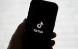 Un logo TikTok s'affiche sur un téléphone à San Francisco, le 17 janvier 2025. (Crédit : AP Photo/Jeff Chiu)