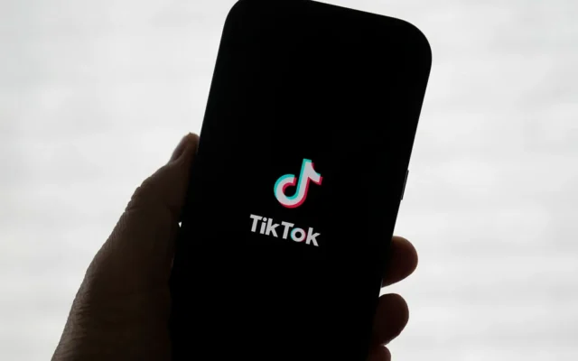 Le logo TikTok sur un téléphone, à San Francisco, le 17 janvier 2025. (Crédit : Jeff Chiu/AP Photo) Le logo TikTok sur un téléphone, à San Francisco, le 17 janvier 2025. (Crédit : Jeff Chiu/AP Photo)