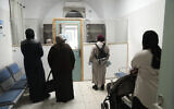 Des femmes attendent d’être prises en charge dans une clinique gérée par l’UNRWA dans la Vieille Ville de Jérusalem, le mardi 28 janvier 2025. (Crédit : Mahmoud Illean/AP)