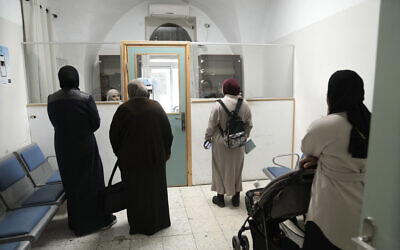 Des femmes attendent d’être prises en charge dans une clinique gérée par l’UNRWA dans la Vieille Ville de Jérusalem, le mardi 28 janvier 2025. (Crédit : Mahmoud Illean/AP)