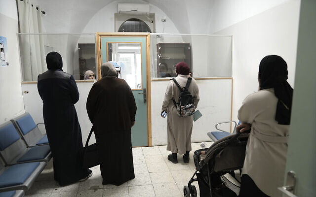 Des femmes attendent d’être prises en charge dans une clinique gérée par l’UNRWA dans la Vieille Ville de Jérusalem, le mardi 28 janvier 2025. (Crédit : Mahmoud Illean/AP) Des femmes attendent d’être prises en charge dans une clinique gérée par l’UNRWA dans la Vieille Ville de Jérusalem, le mardi 28 janvier 2025. (Crédit : Mahmoud Illean/AP)