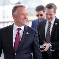 L'envoyé spécial américain au Moyen-Orient Steve Witkoff (à gauche) et le conseiller américain à la sécurité nationale Michael Walz, marchant après s'être adressés aux médias devant l'aile ouest de la Maison Blanche, à Washington, le 4 février 2025. (Crédit : Alex Brandon/AP)