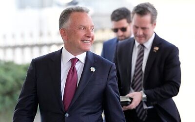 L'envoyé spécial américain au Moyen-Orient Steve Witkoff (à gauche) et le conseiller américain à la sécurité nationale Michael Walz, marchant après s'être adressés aux médias devant l'aile ouest de la Maison Blanche, à Washington, le 4 février 2025. (Crédit : Alex Brandon/AP)