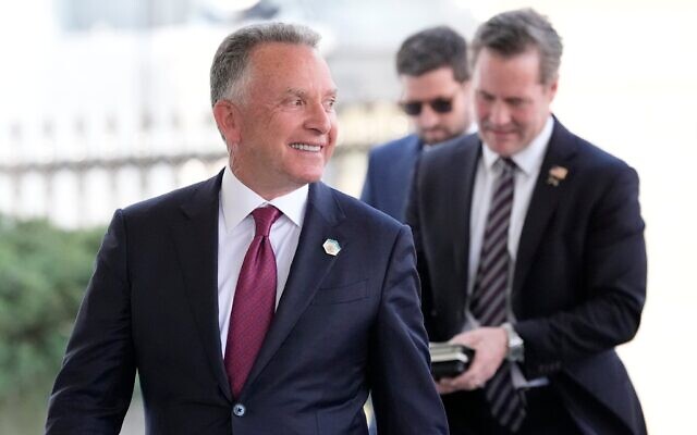 L'envoyé spécial américain au Moyen-Orient Steve Witkoff (à gauche) et le conseiller américain à la sécurité nationale Michael Walz, marchant après s'être adressés aux médias devant l'aile ouest de la Maison Blanche, à Washington, le 4 février 2025. (Crédit : Alex Brandon/AP) L'envoyé spécial américain au Moyen-Orient Steve Witkoff (à gauche) et le conseiller américain à la sécurité nationale Michael Walz, marchant après s'être adressés aux médias devant l'aile ouest de la Maison Blanche, à Washington, le 4 février 2025. (Crédit : Alex Brandon/AP)