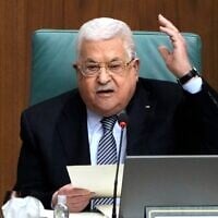Le dirigeant de l'Autorité palestinienne, Mahmoud Abbas, s'exprimant lors d'une conférence au siège de la Ligue arabe, au Caire, en Égypte, le 12 février 2023. (Crédit : Amr Nabil/AP)
