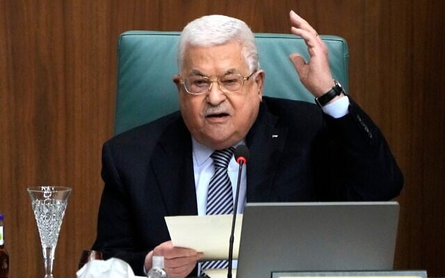 Le dirigeant de l'Autorité palestinienne, Mahmoud Abbas, s'exprimant lors d'une conférence au siège de la Ligue arabe, au Caire, en Égypte, le 12 février 2023. (Crédit : Amr Nabil/AP) Le dirigeant de l'Autorité palestinienne, Mahmoud Abbas, s'exprimant lors d'une conférence au siège de la Ligue arabe, au Caire, en Égypte, le 12 février 2023. (Crédit : Amr Nabil/AP)