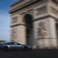 Une voiture de sport sur la place de l'Étoile, devant l'Arc de Triomphe, à Paris, en France, le 18 février 2025. (Crédit : Aurelien Morissard/AP)