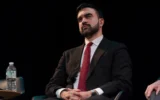 Zohran Mamdani, membre de l'Assemblée de New York, participant à un forum du conseil du 37ᵉ district à la mairie de New York, le 26 février 2025. (Crédit : Julia Demaree Nikhinson/AP)