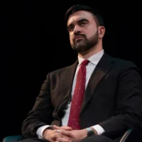 Zohran Mamdani, membre de l'Assemblée de New York, participant à un forum du conseil du 37ᵉ district à la mairie de New York, le 26 février 2025. (Crédit : Julia Demaree Nikhinson/AP)